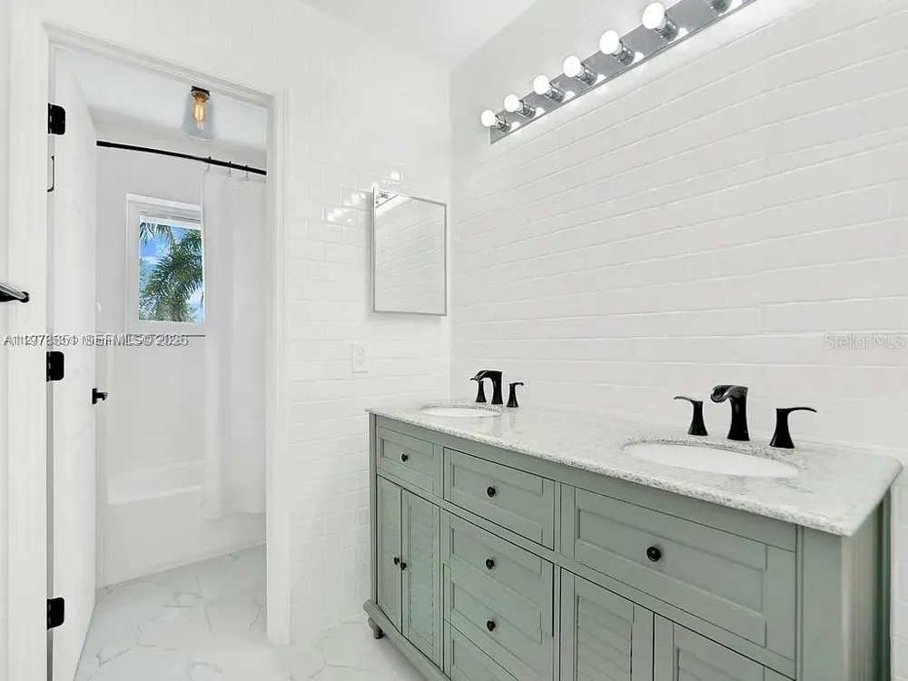 15945 NW 82nd Ct Miami Lakes, FL 33016