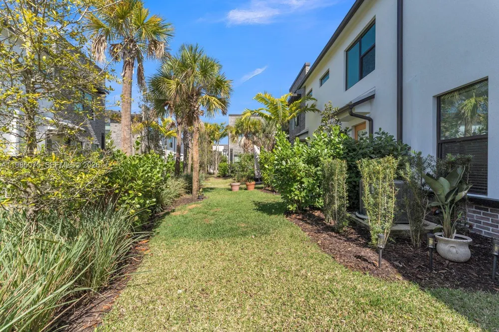 8351 NW 7th Ct Plantation, FL 33324