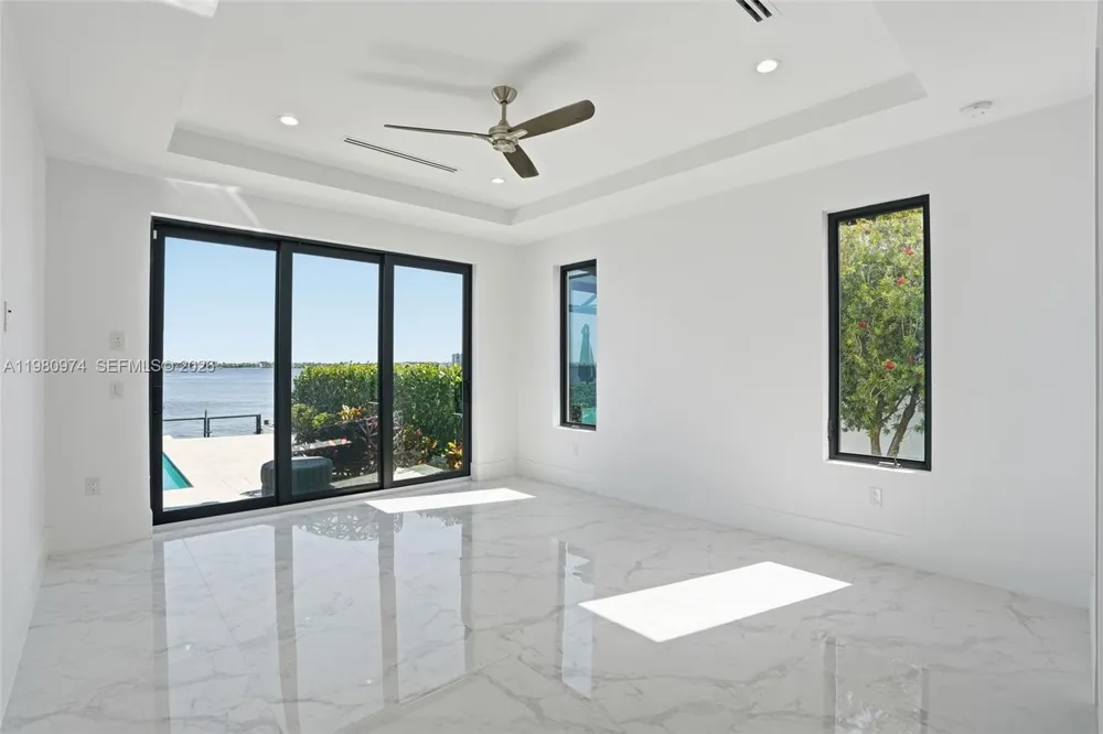 5735 Riverside Dr Cape Coral, FL 33904