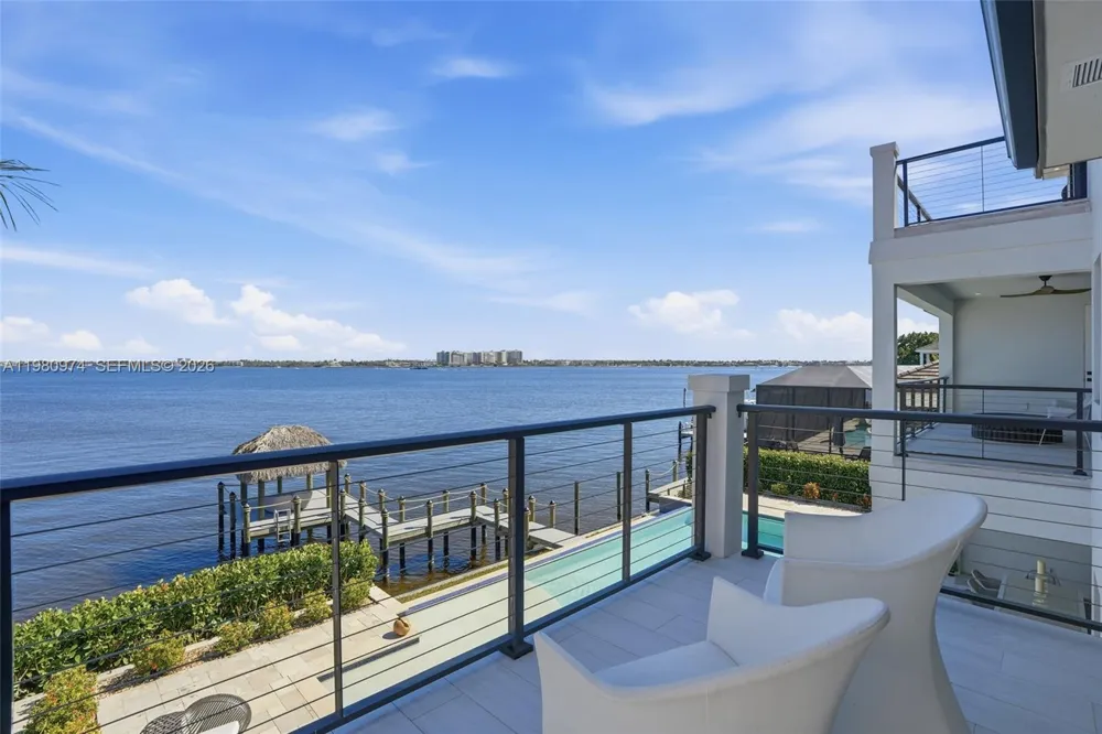 5735 Riverside Dr Cape Coral, FL 33904