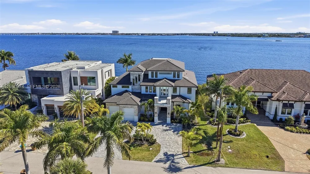 5735 Riverside Dr Cape Coral, FL 33904