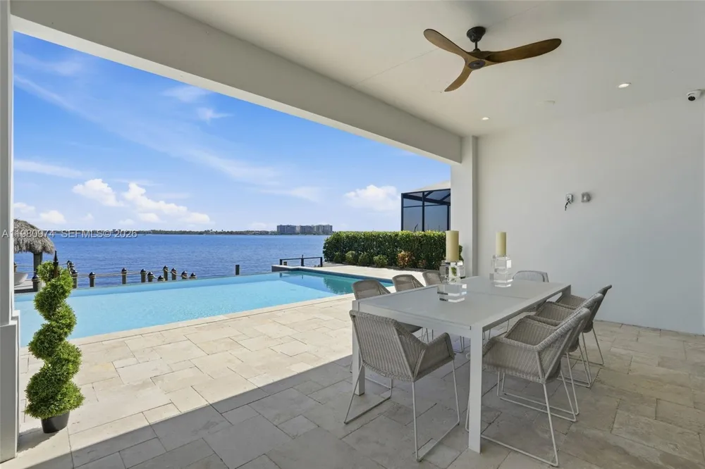 5735 Riverside Dr Cape Coral, FL 33904