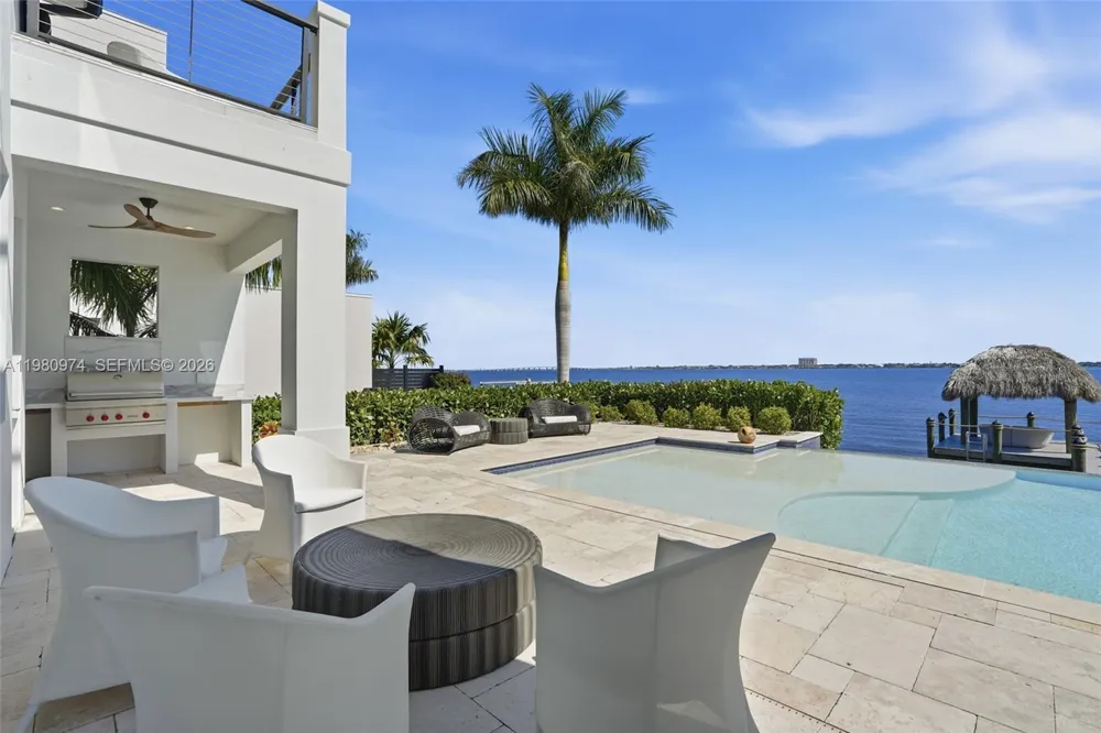 5735 Riverside Dr Cape Coral, FL 33904