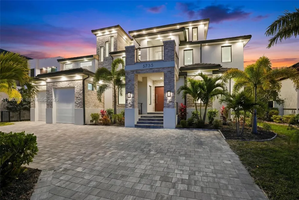 5735 Riverside Dr Cape Coral, FL 33904