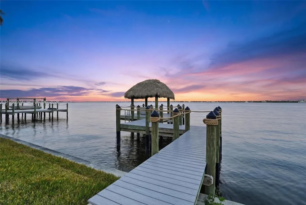 5735 Riverside Dr Cape Coral, FL 33904
