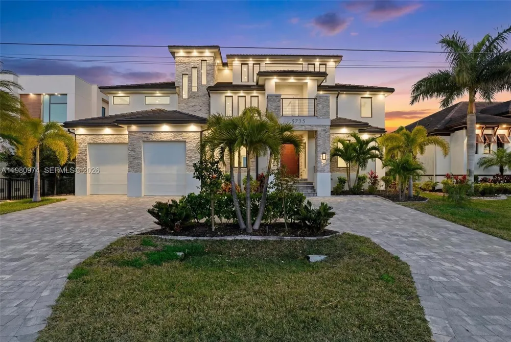 5735 Riverside Dr Cape Coral, FL 33904