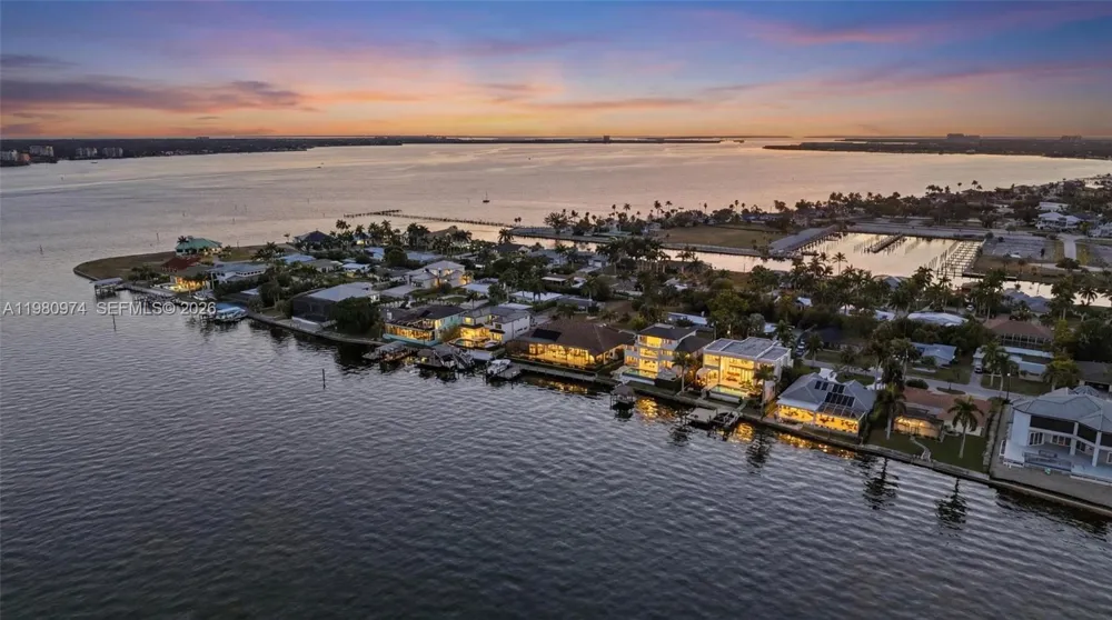 5735 Riverside Dr Cape Coral, FL 33904