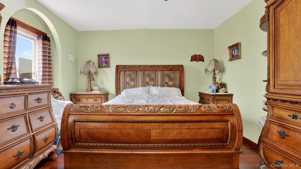 9429 Park Lane S Woodhaven, NY 11421