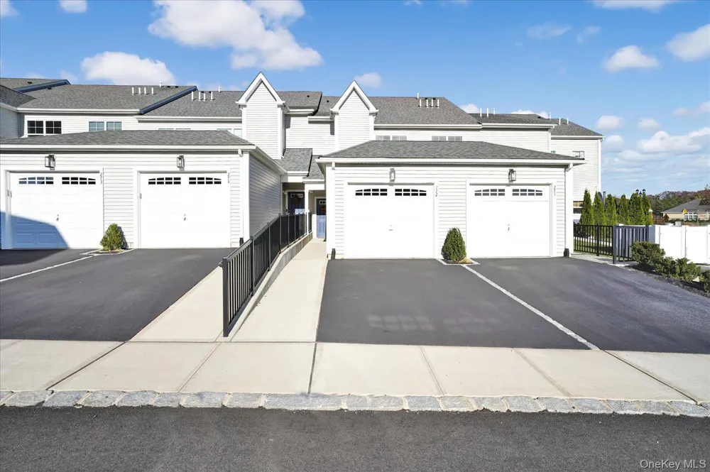 272 Silver Timber Drive Yaphank, NY 11980