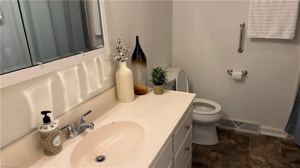 108 Hinshaw Avenue Yadkinville, NC 27055