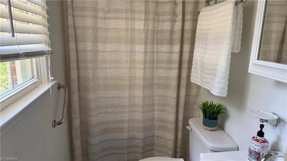 108 Hinshaw Avenue Yadkinville, NC 27055
