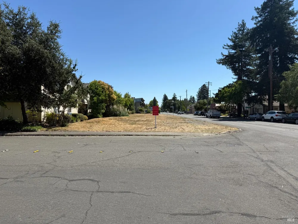1102 North Street Santa Rosa, CA 95404