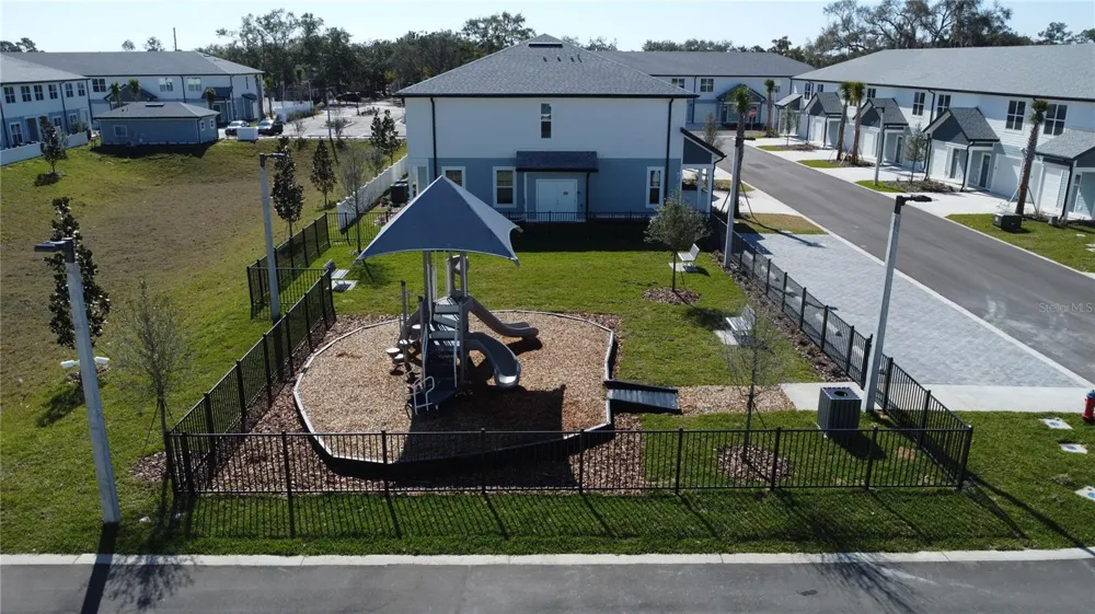 1147 E CAROLINE STREET Tavares, FL 32778