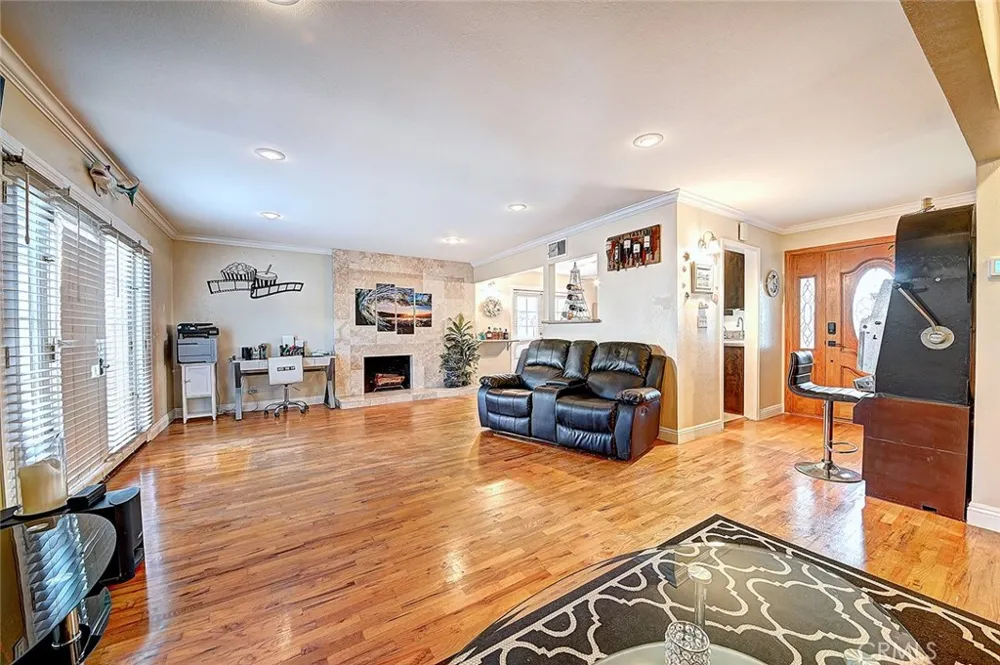 8297 E Carburton Long Beach, CA 90808