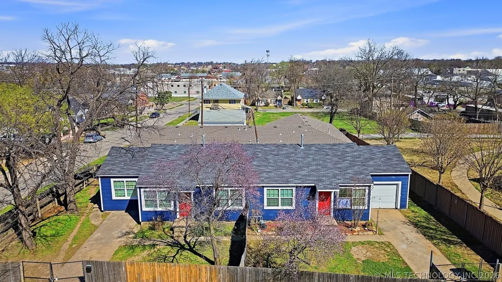 1633 E 10th Street