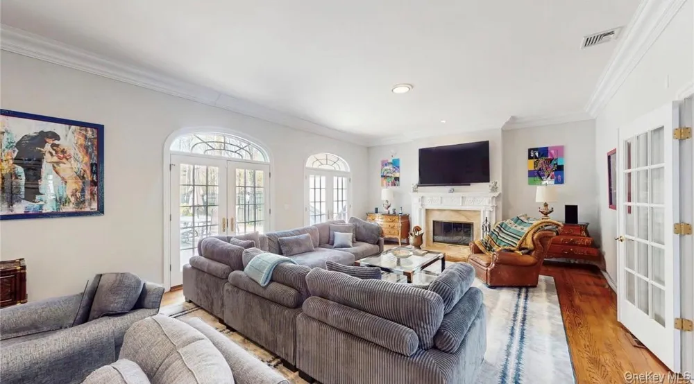 406 Duck Pond Locust Valley, NY 11560