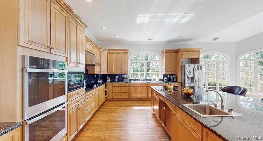 406 Duck Pond Locust Valley, NY 11560
