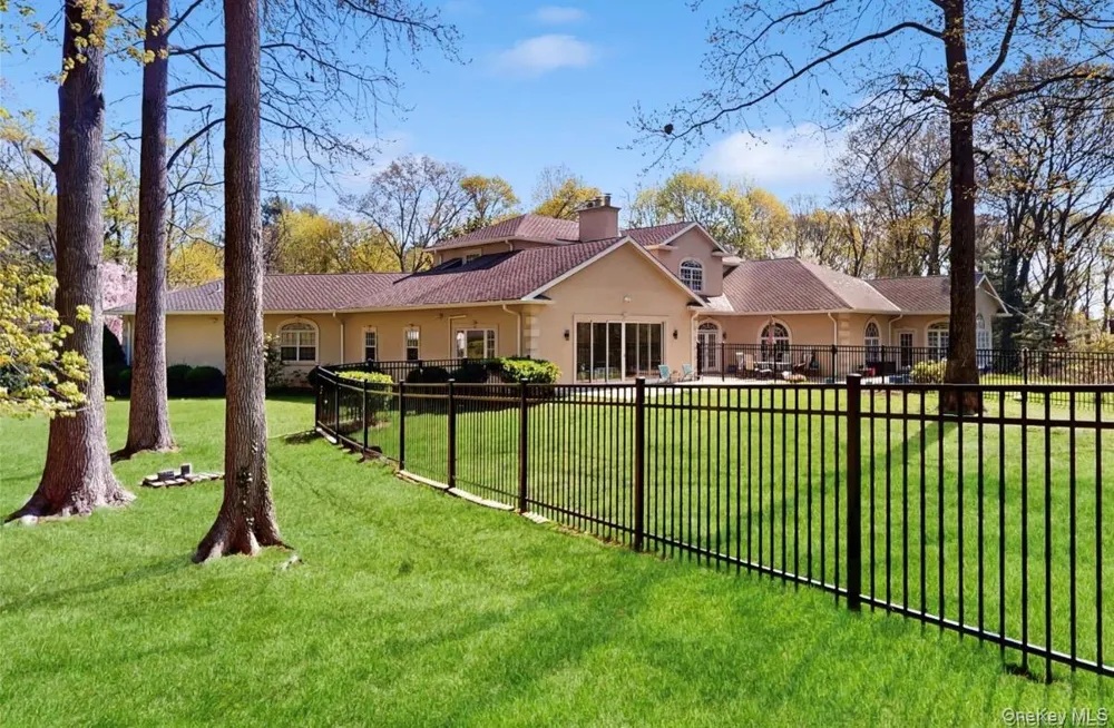 406 Duck Pond Locust Valley, NY 11560