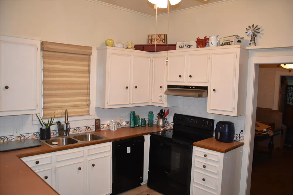 705 E Lamar Avenue Crockett, TX 75835