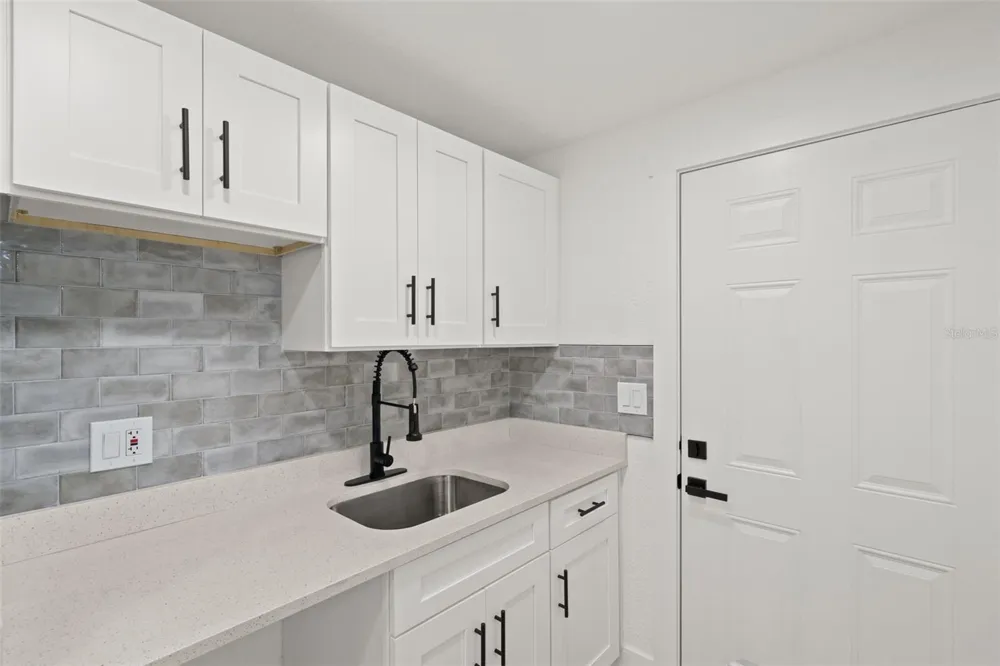 2008 OAKWOOD AVENUE #B Tampa, FL 33605