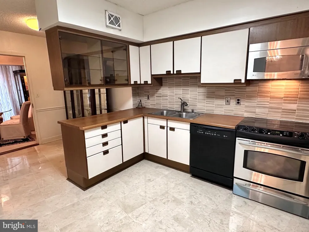 1300 CRYSTAL DRIVE #901S Arlington, VA 22202