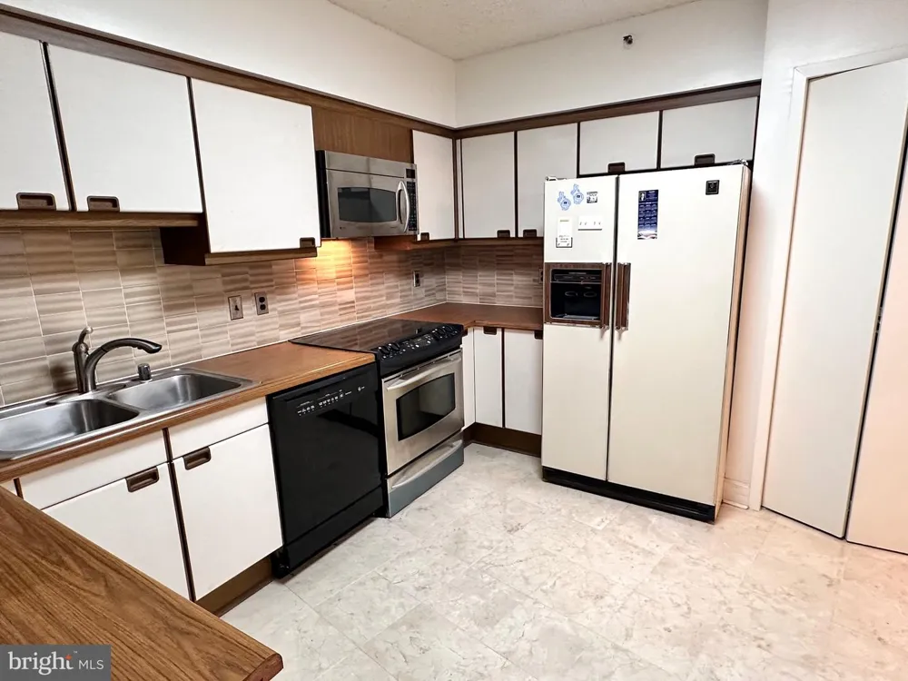 1300 CRYSTAL DRIVE #901S Arlington, VA 22202
