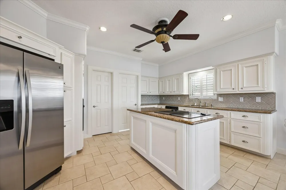 1554 Windsong Way Tiki Island, TX 77554