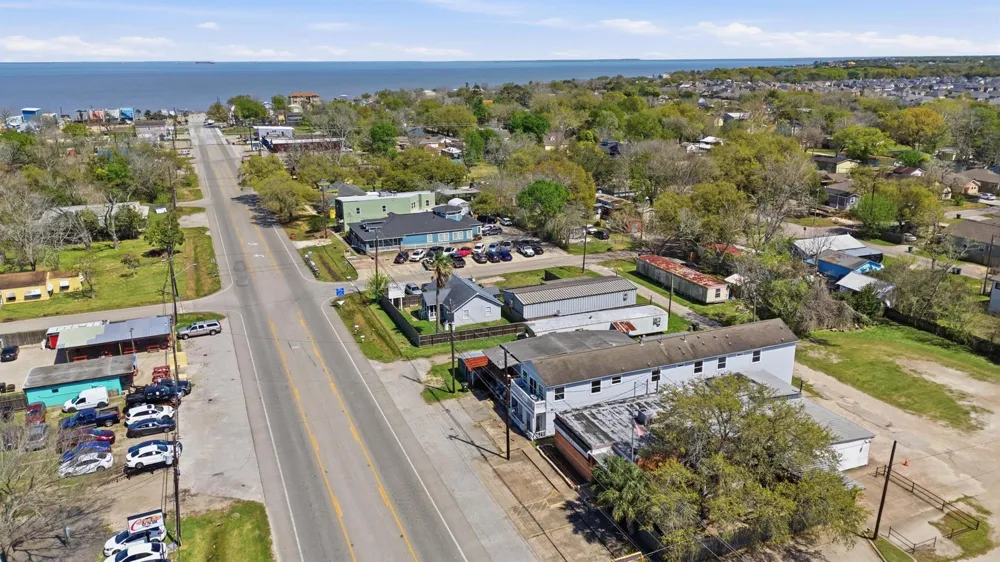 313 Grand Avenue Bacliff, TX 77518