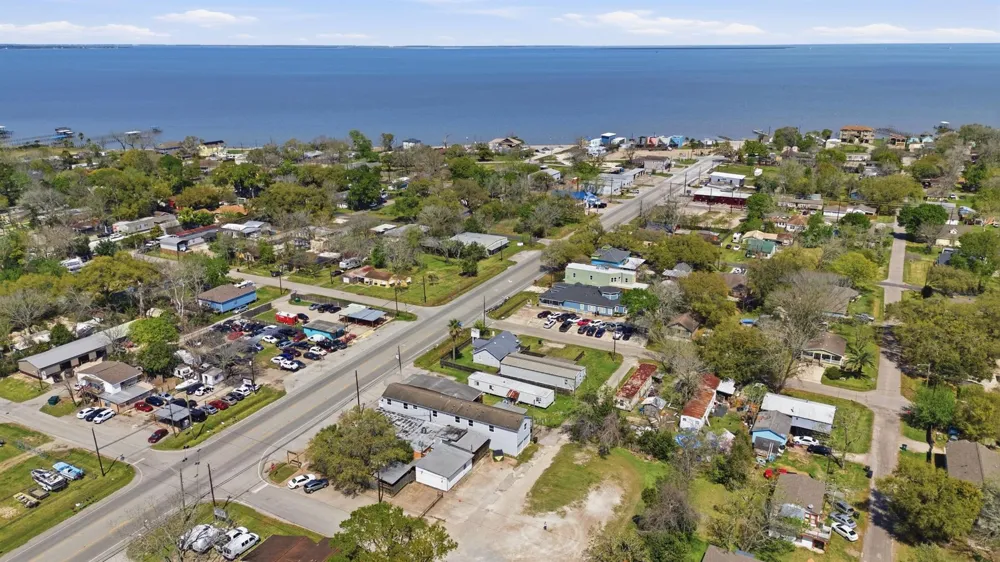 313 Grand Avenue Bacliff, TX 77518