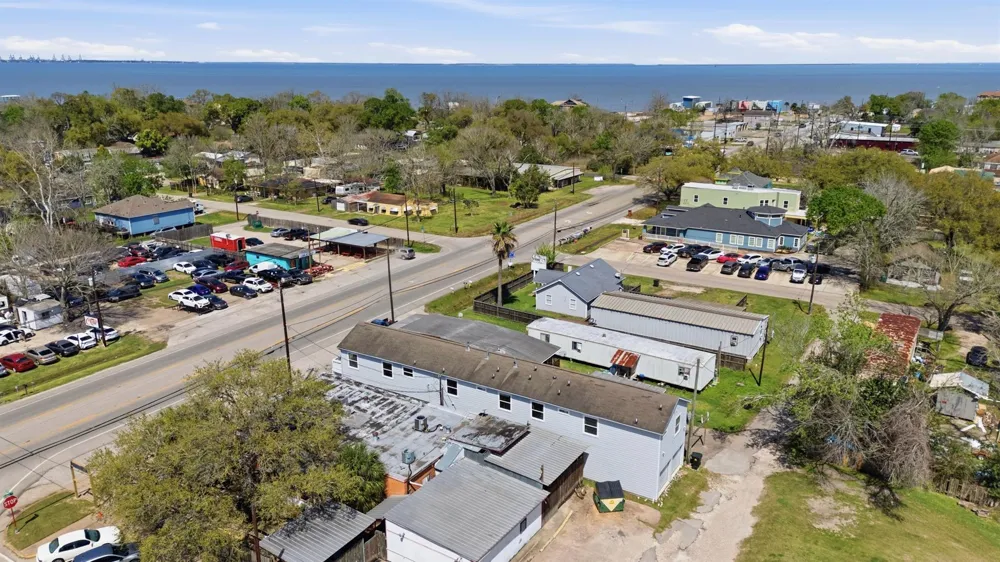 313 Grand Avenue Bacliff, TX 77518