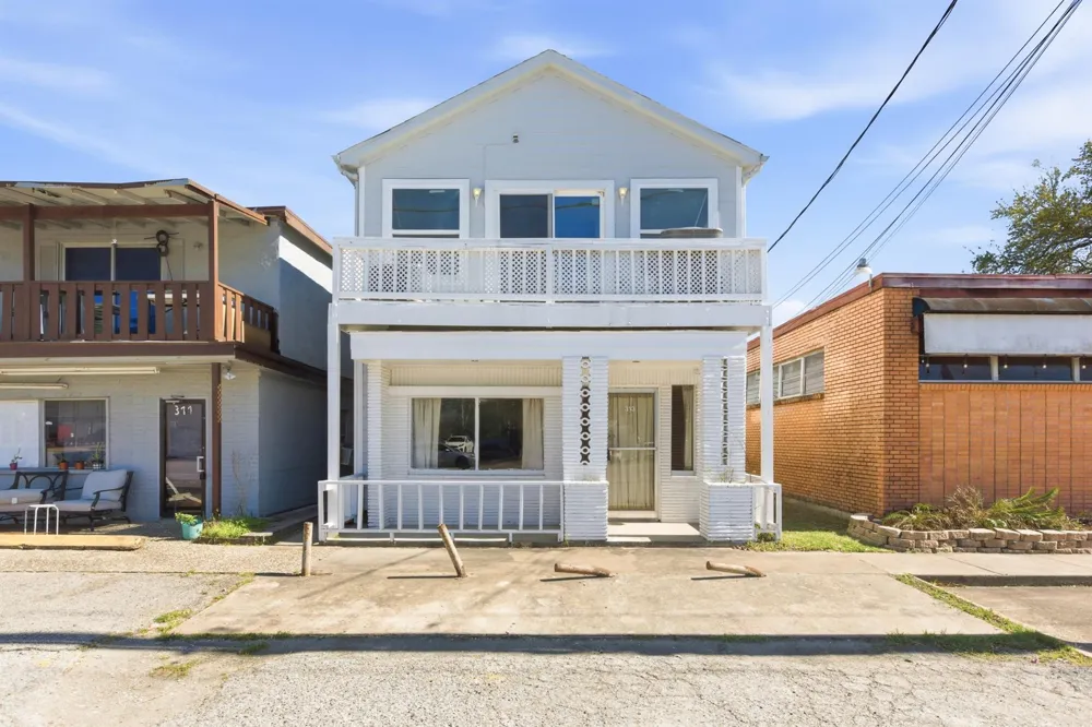 313 Grand Avenue Bacliff, TX 77518