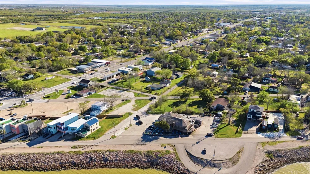 313 Grand Avenue Bacliff, TX 77518
