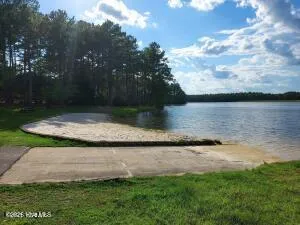 11 E Lake Road Wagram, NC 28396