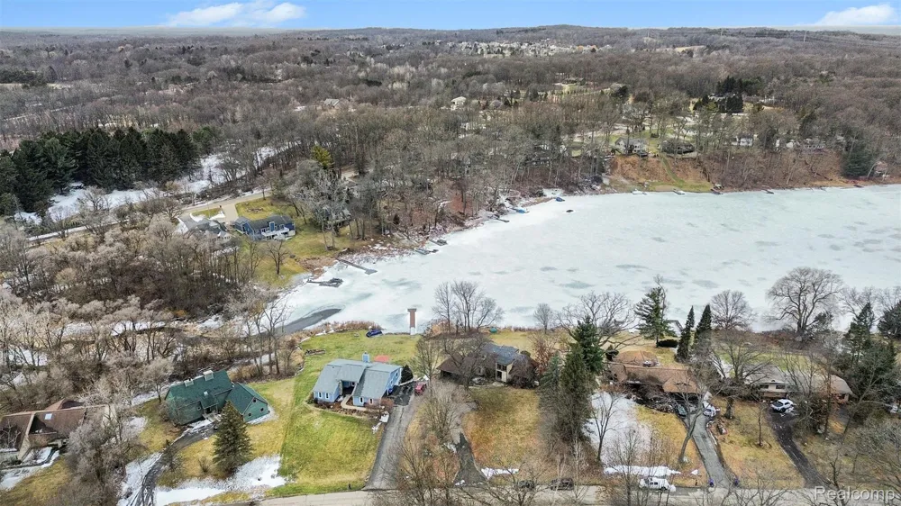 13490 Lakebrook Drive Tyrone Township, MI 48430
