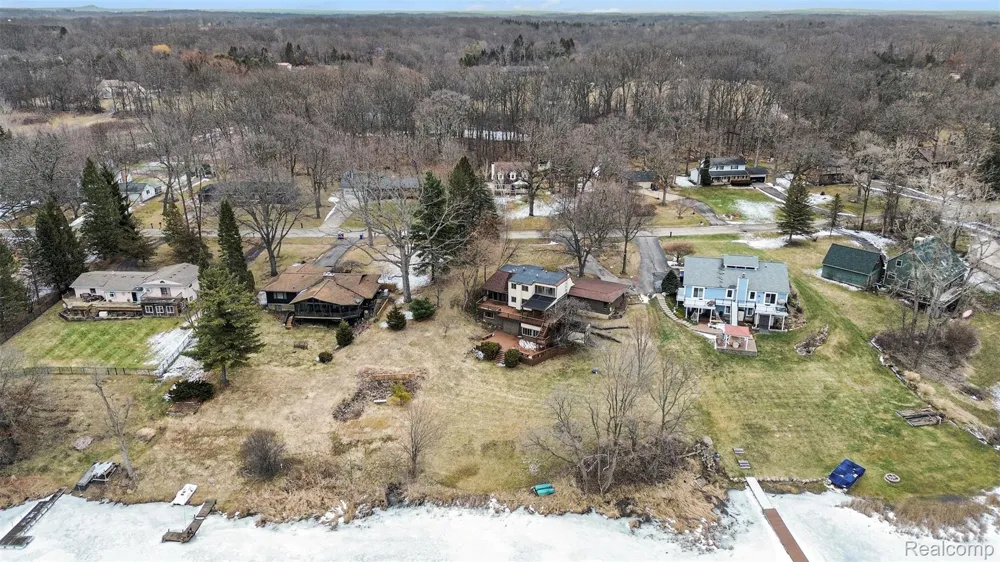 13490 Lakebrook Drive Tyrone Township, MI 48430