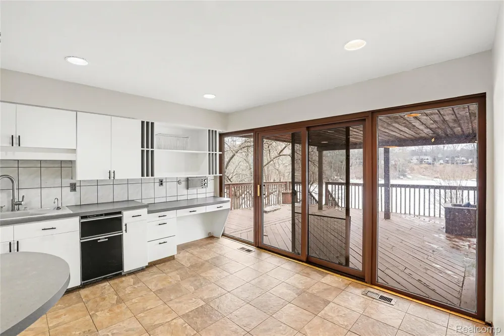 13490 Lakebrook Drive Tyrone Township, MI 48430