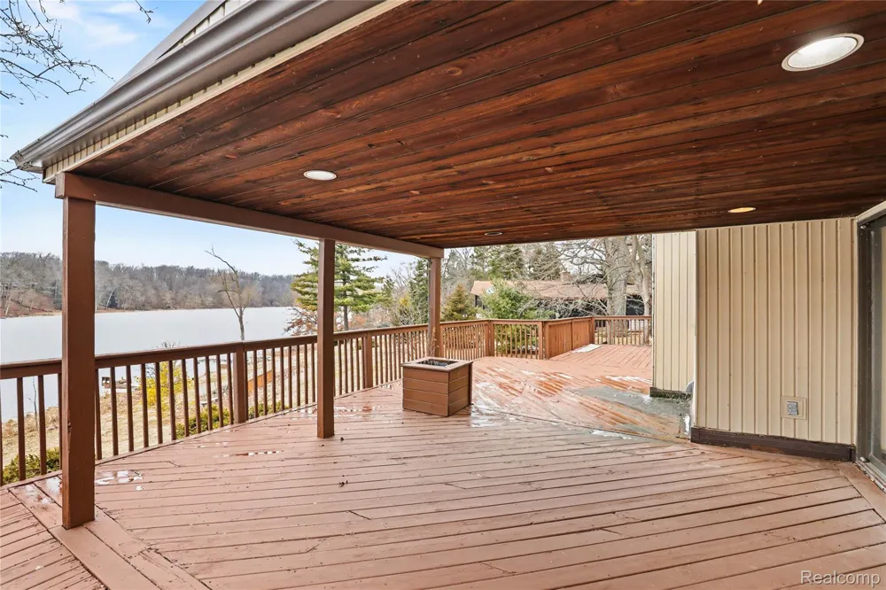 13490 Lakebrook Drive Tyrone Township, MI 48430