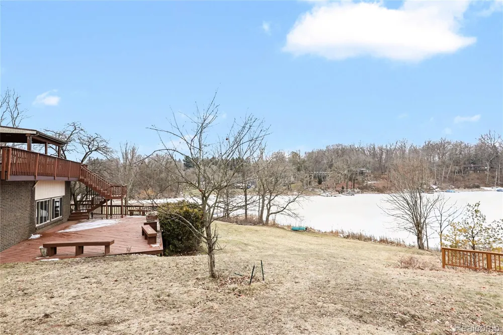 13490 Lakebrook Drive Tyrone Township, MI 48430