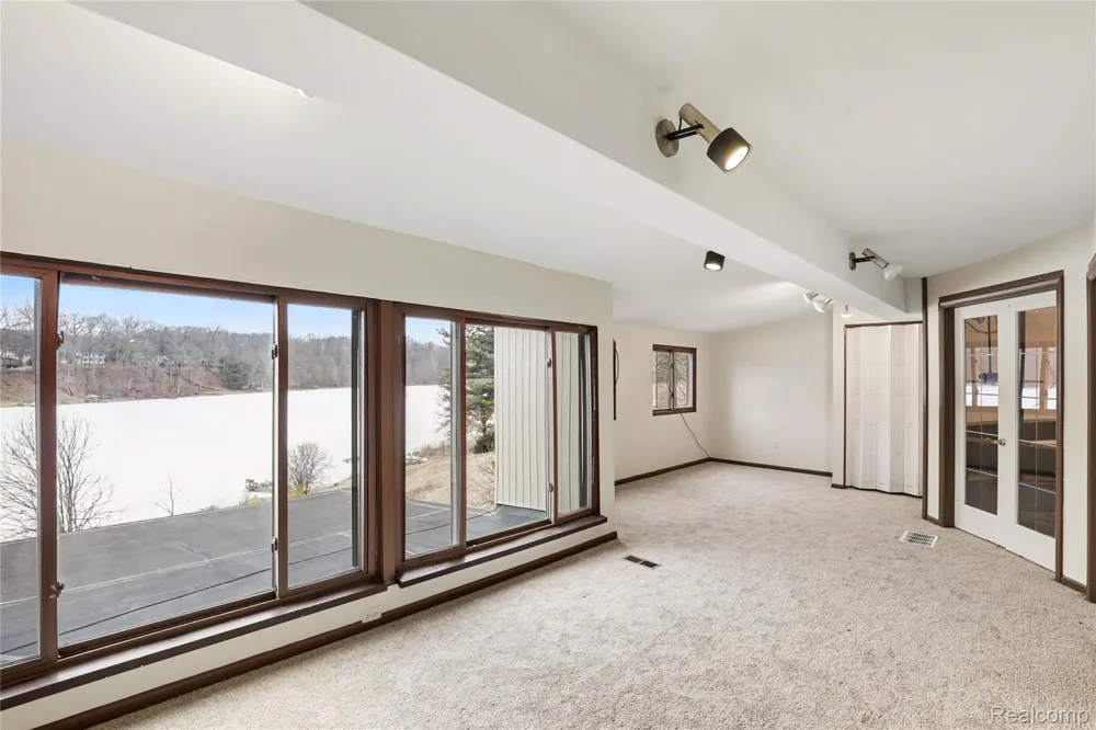 13490 Lakebrook Drive Tyrone Township, MI 48430