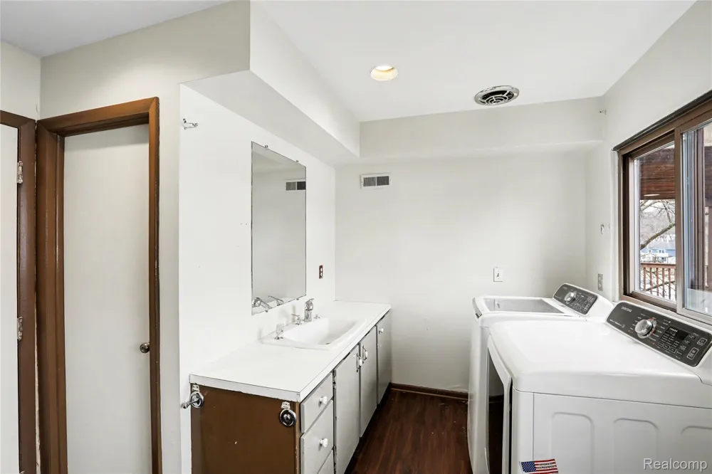 13490 Lakebrook Drive Tyrone Township, MI 48430