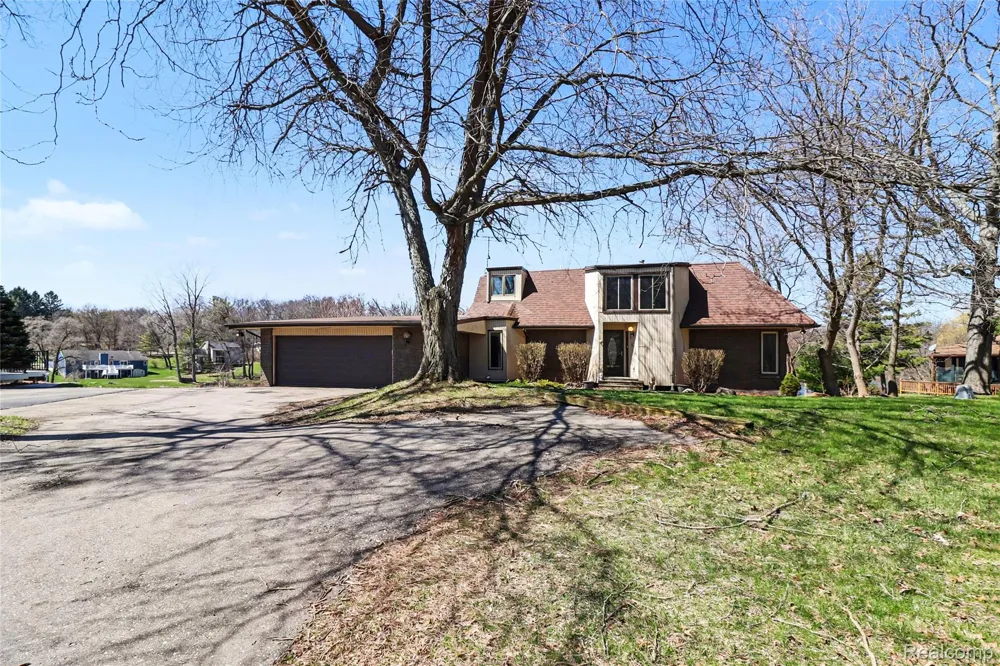 13490 Lakebrook Drive Tyrone Township, MI 48430