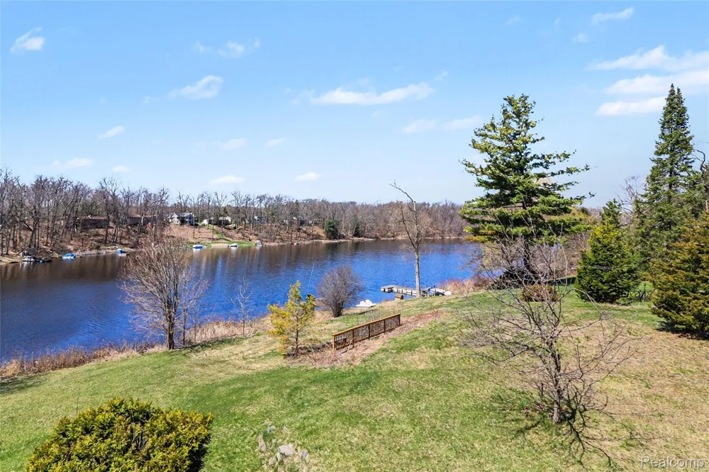 13490 Lakebrook Drive Tyrone Township, MI 48430