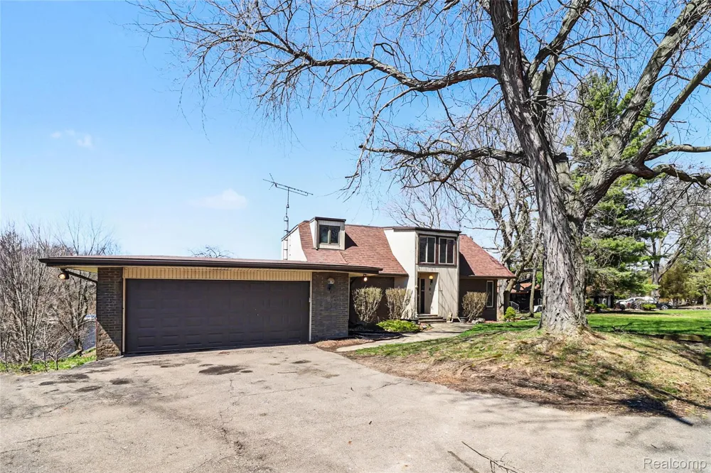 13490 Lakebrook Drive Tyrone Township, MI 48430