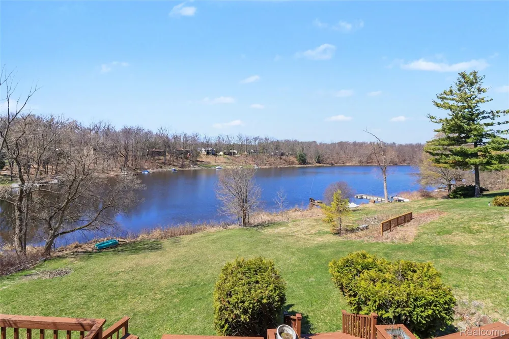 13490 Lakebrook Drive Tyrone Township, MI 48430