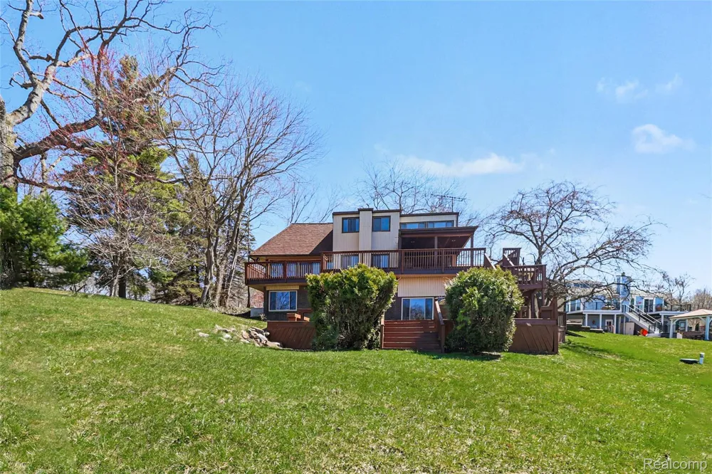 13490 Lakebrook Drive Tyrone Township, MI 48430