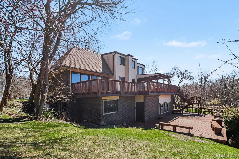 13490 Lakebrook Drive Tyrone Township, MI 48430