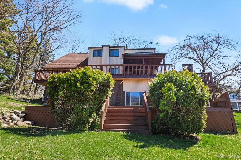 13490 Lakebrook Drive Tyrone Township, MI 48430