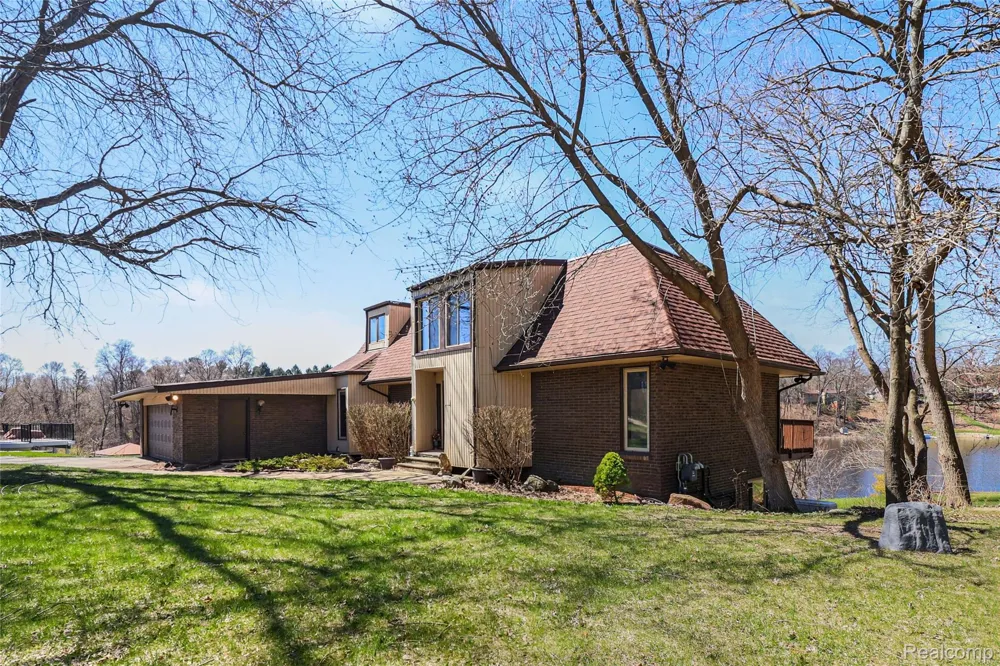 13490 Lakebrook Drive Tyrone Township, MI 48430