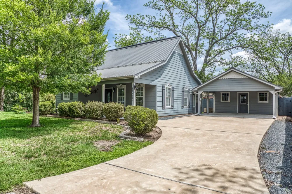 210 W Bell Street Fayetteville, TX 78940