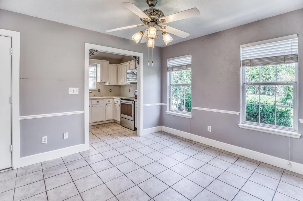 210 W Bell Street Fayetteville, TX 78940